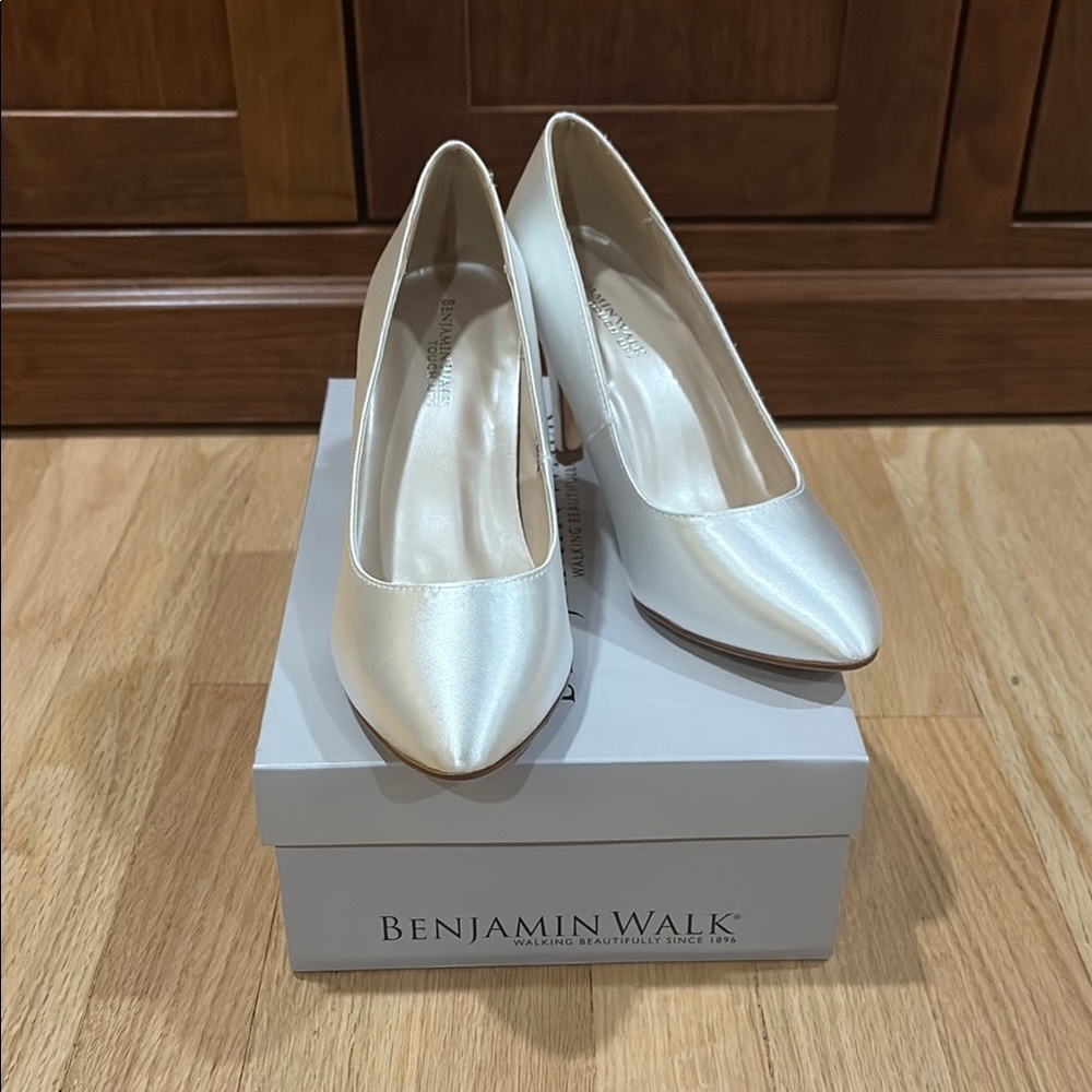 ❤️🤍💙 Benjamin Walk White Satin Heels